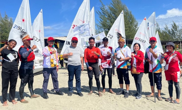 Tim layar pPapua berswafoto dengan pengurus ontingen Papua. (Foto: Kontingen Papua)