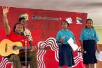 Miki Jakaramilena menyanyi bersama anak-anak Sekolah Asrama Taruna Papua (SATP) dalam acara ‘Sampari ke Sekolah, Giat Dongeng Kearifan Lokal di SATP, Timika (11/9/2024) (Foto: Anya Fatma/Seputarpapua)