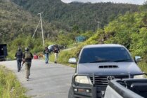 Aparat keamanan menyisir lokasi penembakan di Jalan Trans Nabire. (Foto: Ist)