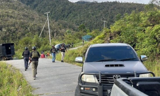 Aparat keamanan menyisir lokasi penembakan di Jalan Trans Nabire. (Foto: Ist)