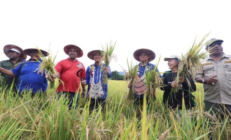 Pj Gubernur Papua, Ramses Limbong saat berkunjung ke Kampung Bring. (Foto: Firga/Seputarpapua)