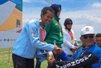 Soraya Mentari, atlet terbang layang Papua Tengah saat menerima medali PON XXI Aceh-Sumut 2024. (Foto: Dok KONI Papua Tengah)