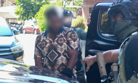 Jemmy Magai Yogi terlihat dijaga ketata oleh Ops Damai Cartensz, saat tiba di Polda Papua. (Foto: Ops Damai Cartensz 2024)