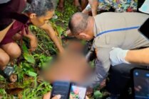 Anggota Polsek Miru dibantu oleh warga mengevakuasi bayi perempuan yang ditinggalkan orang tuanya di dalam kantong plastik. (Foto: Humas Polsek Mimika Baru)