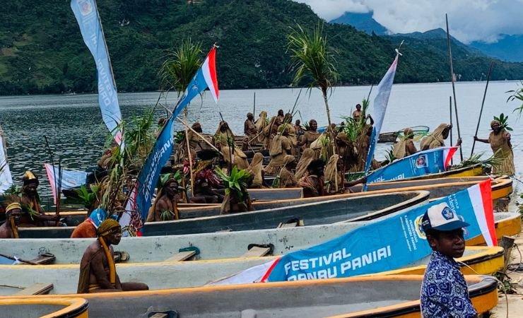 Masyarakat dari Sejumlah Distrik telah Memenihi Pelabuhan Aikai, Distrik Paniai Timur (Foto: Christian Degei/seputarpapua)