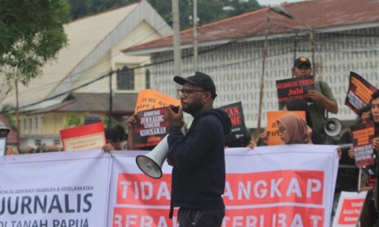 Tampak demonstrasi damai oleh Koalisi Advokasi Keadilan dan Keselamatan Jurnalis (KAKKJ) di Tanah Papua, yang terdiri dari para jurnalis dan pembela Hak Asasi Manusia (HAM). (Foto: Dok KAKKJ)