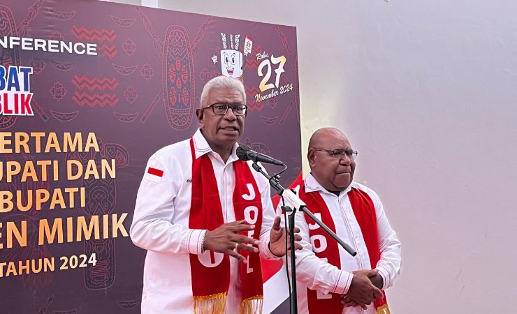 Pasangan Johannes Rettob dan Emanuel Kemong memberikan keterangan kepada wartawan usai debat publik. (Foto: Anya Fatma/Seputarpapua)