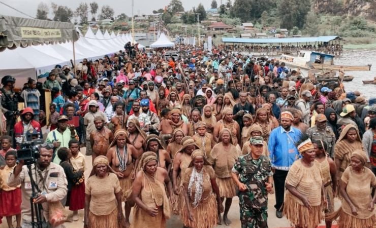 Ribuan masyarakat Paniai hadiri Festival Danau Paniai perdana tahun 2024. (Foto: Christian Degei/Seputarpapua)