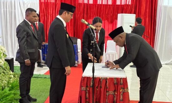 Penjabat (Pj) Gubernur Provinsi Papua Tengah, Anwar Harun Damanik melantik Frets James Boray menjadi Penjabat Sekertaris Daerah(Sekda) Provinsi Papua Tengah. (Foto: Dok Humas Pemprov Papua Tengah)