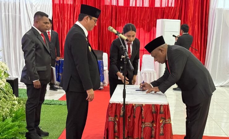 Penjabat (Pj) Gubernur Provinsi Papua Tengah, Anwar Harun Damanik melantik Frets James Boray menjadi Penjabat Sekertaris Daerah(Sekda) Provinsi Papua Tengah. (Foto: Dok Humas Pemprov Papua Tengah)