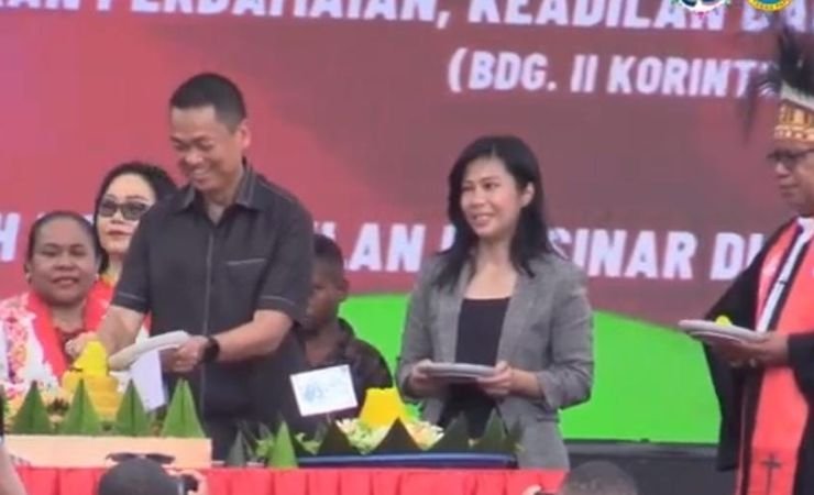 Pj Bupati Mimika Valentinus Sudarjanto Sumito didampingi istri saat prosesi pemotongan tumpeng HUT-68 Tahun GKI di Tanah Papua