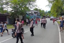 Tampak kedua kelompok warga terlibat bentrok di Polimak, Distrik Jayapura Selatan, Kota Jayapura pada Selasa pagi. (Foto: Ist)