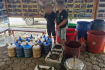 Tampak dua orang pelaku ditangkap dan barang bukti untuk membuat miras lokal diamankan. (Foto: Dok Polres Jayawijaya)