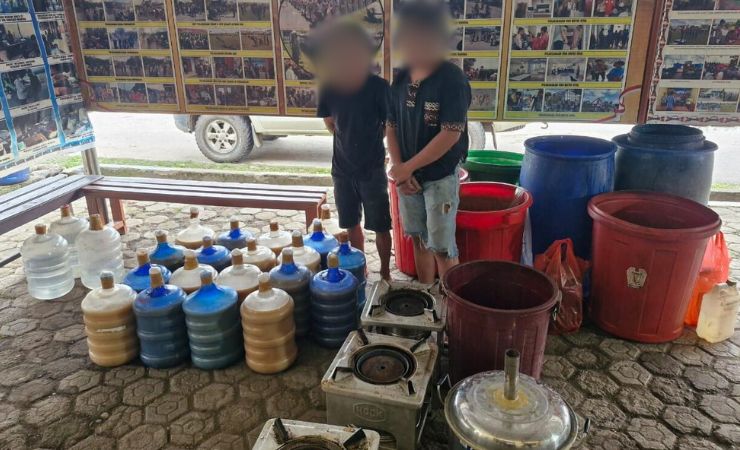 Tampak dua orang pelaku ditangkap dan barang bukti untuk membuat miras lokal diamankan. (Foto: Dok Polres Jayawijaya)