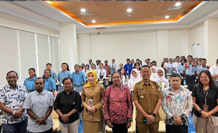 Penjabat Bupati Mimika Valentinus Sudarjanto Sumito memberikan sambutan pada acara pembukaan Pelatihan Jurnalistik oleh Jurnalis Perempuan Mimika (Foto: Anya Fatma/Seputarpapua)