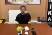 RW alias Imran saat dibawa ke Mapolres Mimika untuk dilakukan pemeriksaan lebih lanjut. (Foto: Dok Satresnarkoba Polres Mimika)