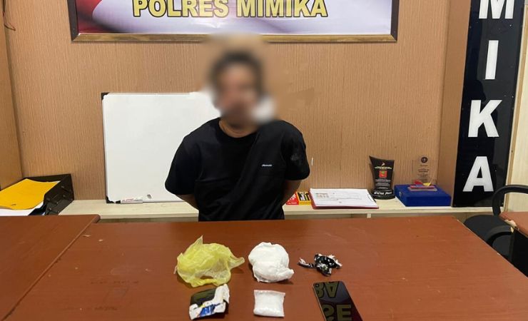 RW alias Imran saat dibawa ke Mapolres Mimika untuk dilakukan pemeriksaan lebih lanjut. (Foto: Dok Satresnarkoba Polres Mimika)