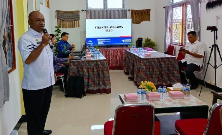 Pjs Bupati Asmat, Willem Andrew da Costa saat memberikan arahan dalam bimtek pengelolaan dan pola penerapan keuangan BLUD. (Foto: Elgo Wohel/Seputarpapua)