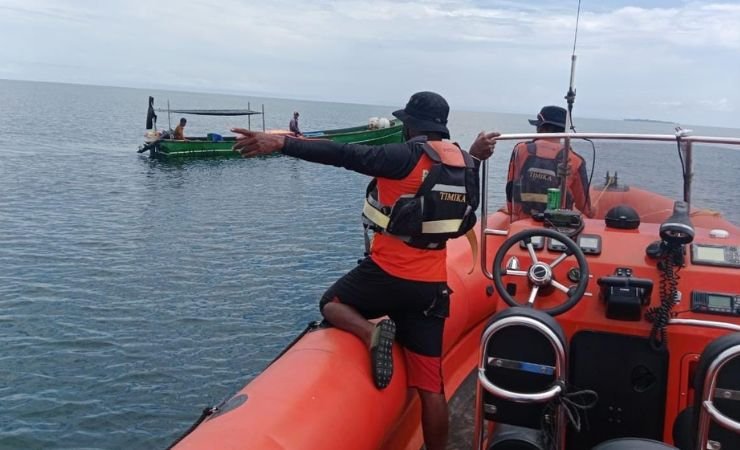 Tim SAR saat melakukan pencarian Mansur, nelayan yang dilaporkan hilang saat mencari ikan. (Foto: Dok SAR Timika)