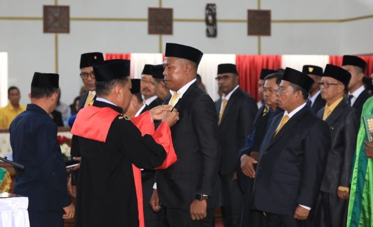 Prosesi penyamatan Pin DPR Papua (Foto: Dian Mustikawati)