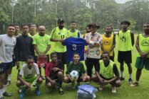 Yusuf Romber bersama pelatih Kuala Kencana FC Yerto juga pemain yang sedang berlatih di Lapangan Kuala Kencana, Minggu (6/10/2024). (Sumber Foto: Tim Media AIYE)