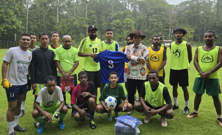 Yusuf Romber bersama pelatih Kuala Kencana FC Yerto juga pemain yang sedang berlatih di Lapangan Kuala Kencana, Minggu (6/10/2024). (Sumber Foto: Tim Media AIYE)