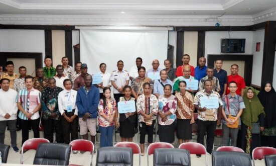 Foto bersama Pj Bupati Mappi Michael Gomar dengan penerima manfaat. (Foto: Pemkab Mappi)