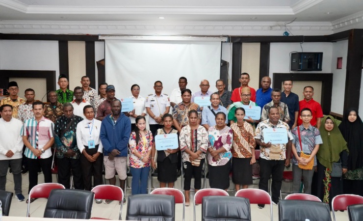 Foto bersama Pj Bupati Mappi Michael Gomar dengan penerima manfaat. (Foto: Pemkab Mappi)