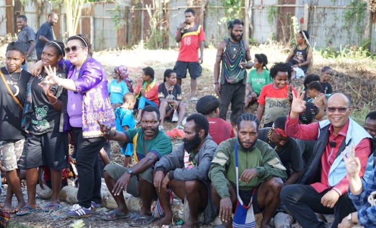 Yusuf Rombe berfoto bersama dengan warga Nduga. (Foto: Tim Media AIYE)