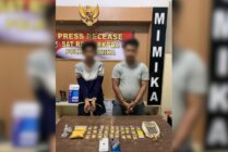 Kedua penjual pil Dextro yang ditangkap oleh Satresnarkoba Polres Mimika (Foto: Humas Polres Mimika)