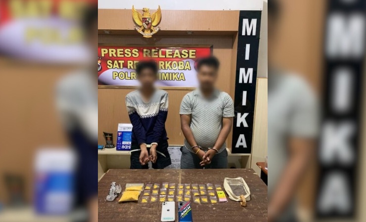 Kedua penjual pil Dextro yang ditangkap oleh Satresnarkoba Polres Mimika (Foto: Humas Polres Mimika)