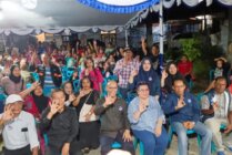 Calon Wakil Bupati Mimika Yusuf Rombe didampingi istri foto bersama dengan warga Jalan Pendidikan Jalur 3. (Foto: Media AIYE)