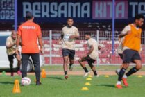 Pemain Persipura latihan uji stadion. (Foto: Dok Persipura)