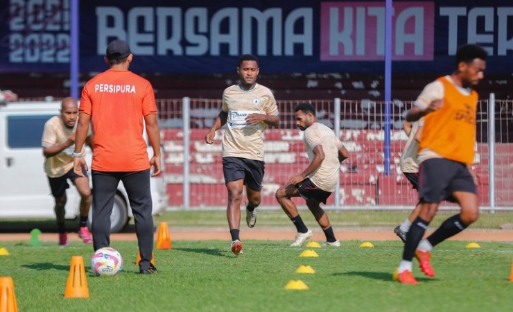 Pemain Persipura latihan uji stadion. (Foto: Dok Persipura)