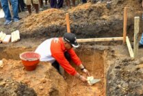 Michael R. Gomar, saat meletakkan batu pertama pembangunan Gereja Bhetel Indonesia (GBI) Jemaat Gunung Kemuliaan di Kampung Wamom, Kabupaten Mapppi, Provinsi Papua Selatan. (Foto: Dok Humas Pemkab Mappi)