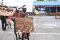 Tampak ukiran dari para pengukir Asmat yang dilelang dalam Festival Asmat Pokman. (Foto: Elgo Wohel/Seputapapua)