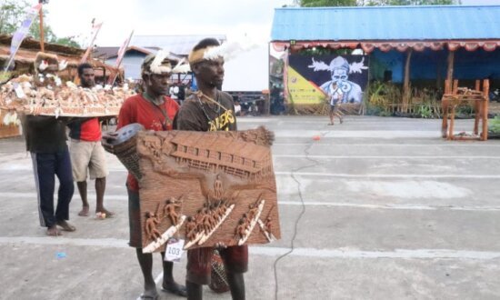 Tampak ukiran dari para pengukir Asmat yang dilelang dalam Festival Asmat Pokman. (Foto: Elgo Wohel/Seputapapua)