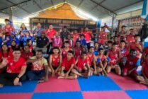 Calon Wakil Bupati Mimika Yusuf Rombe pasangan dari Alexsander Omaleng saat foto bersama dengan atlet Muay Thai. (Foto: Media AIYE)