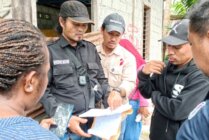 Tim monitoring saat melakukan pencocokan titik koordinat TPS yang sudah ditentukan oleh PPS. (Foto: Mujiono/Seputarpapua)