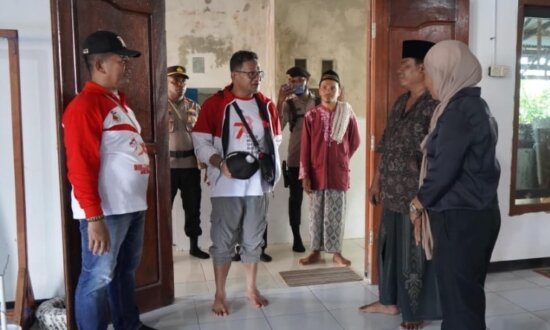 Penjabat (Pj) Bupati Mappi, Michael R .Gomar saat melakukan kunjungan ke Masjid Nurul Hidayah. (Foto: Dok Humas Pemkab Mappi)