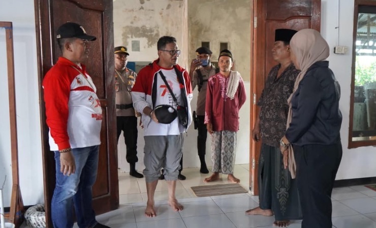 Penjabat (Pj) Bupati Mappi, Michael R .Gomar saat melakukan kunjungan ke Masjid Nurul Hidayah. (Foto: Dok Humas Pemkab Mappi)