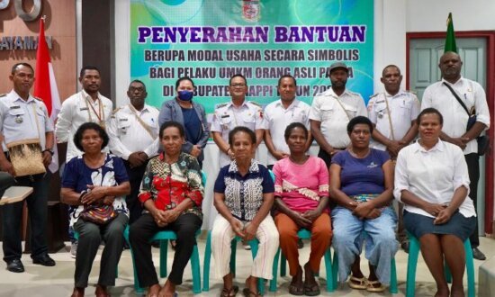 Foto bersama Penjabat (Pj) Bupati Mappi, Michael R. Gomar bersama pelaku UMKM mama-mama Papua. (Foto: Dok Humas Pemkab Mappi)