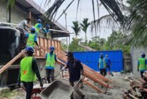 Peserta pelatihan mendapat kesempatan praktik sebagai bekal ilmu dasar pertukangan yang diberikan instruktur pelatihan.(Foto: Dok Corcomm PTFI)