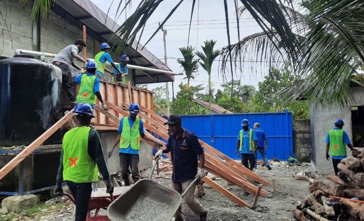 Peserta pelatihan mendapat kesempatan praktik sebagai bekal ilmu dasar pertukangan yang diberikan instruktur pelatihan.(Foto: Dok Corcomm PTFI)