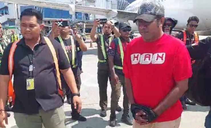 Tampak HAN turun dari pesawat di Bandara Sentani, Kabupaten Jayapura, Papua. (Foto: Firga/Seputarpapua)