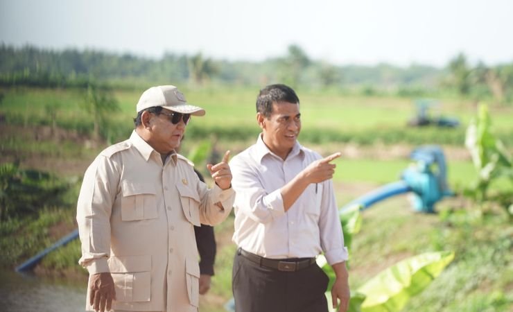 Presiden Prabowo didamping Mentan Amran meninjau lahan pertanian di Merauke, Minggu (3/11/2024). (Foto: Humas Kementan)