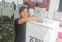 Salah satu warga memasukkan surat suara ke dalam kotak pada saat simulasi penghitungan dan pemungutan suara (Tungsura) yang digelar KPU Mimika. (Foto: Mujiono/Seputarpapua)