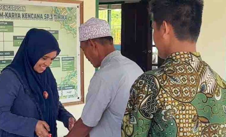 Calon Wakil Bupati Mimika Peggi Patrisia Pattipi saat melakukan Jumat berkah. (Foto: Media MP3)