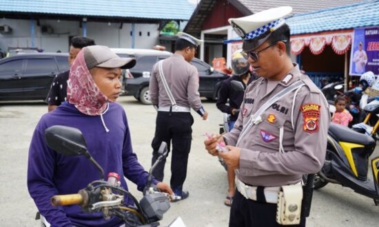 Caption foto : Tampak personel Polres Jayapura menggelar razia di Kantor Lantas Polres Jayapura (Foto: Ist)