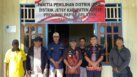 Pjs Bupati Asmat Willem Andrew da Costa mengecek gudang tempat penyimpanan logistik di Distrik Jetsy. (Foto : Elgo Wohel / Seputarpapua)